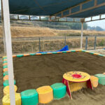 砂場の砂の補充と消毒作業
