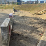市内公園の砂の入れ替え作業